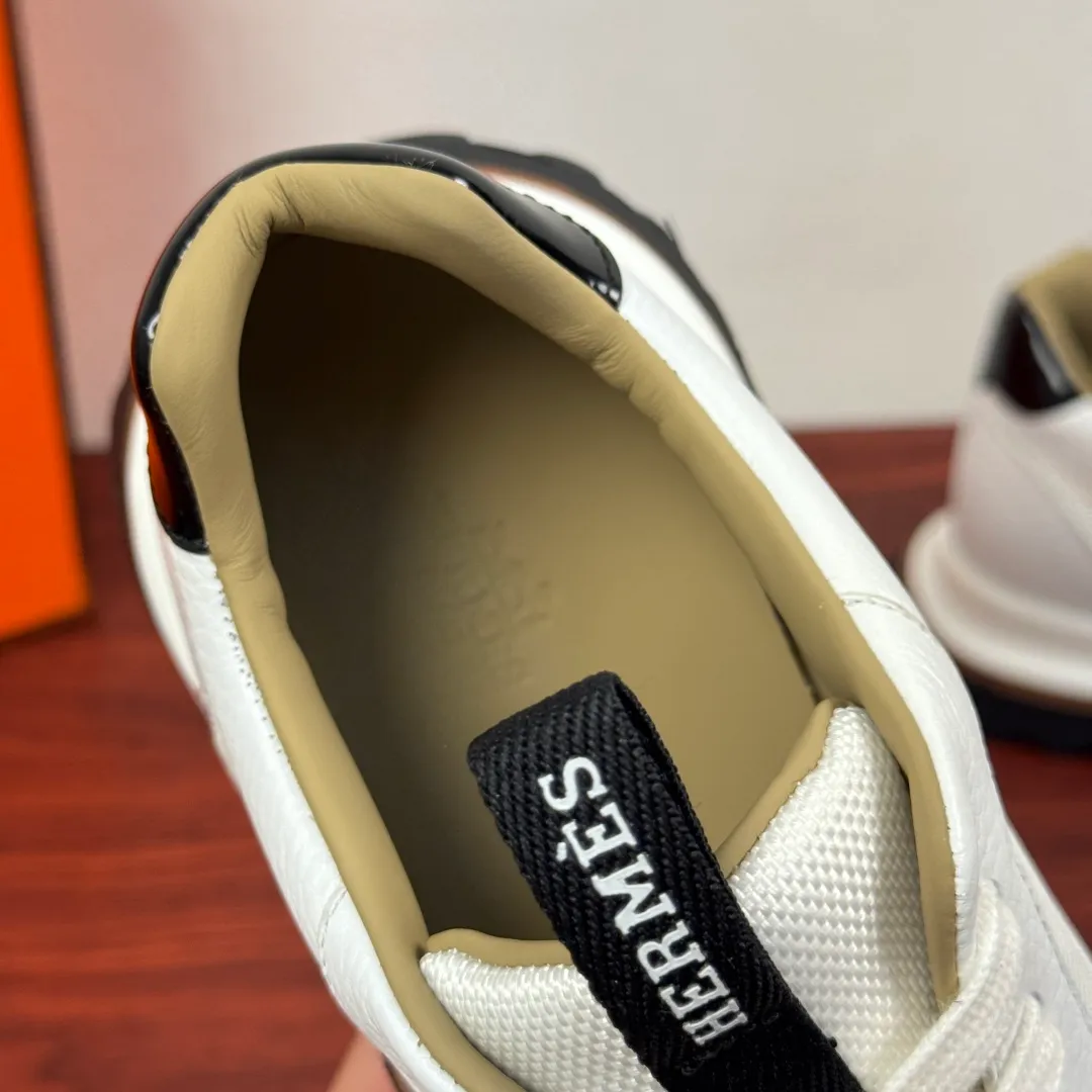 Batch 740 HERMES/Hermès men’s new sports shoes, rhythmic casual shoes: crafted with luxurious materials, luxurious walking experience! The upper is made of top-grade calfskin, with a fine texture like silk caressing the fingertips. The flexible texture is suitable for a variety of scenes; some shoes are integrated with breathable mesh, and the light breathing makes your steps refreshing at all times. The sole is made of high-elastic rubber composite material, and the carefully carved patterns give strong grip, making every step as stable as stepping on the clouds. At the same time, the cushioning and shock-absorbing technology is hidden in it, quietly eliminating the impact of the road. From urban commuting to outdoor walking, Hermès uses luxurious materials and craftsmanship to make every step a double luxury of texture and comfort, showing the brand's ultimate pursuit of details and quality in every inch. Size: 39-40-41-42-43-44 leather shoe size (38.45.46 can be customized) Item number: H25286 leather mesh white